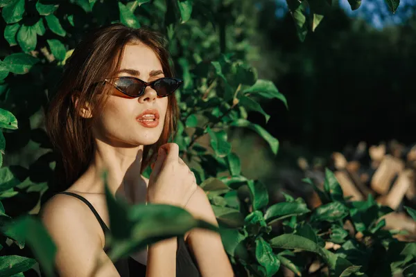 Alegre mujer de moda en gafas de sol y hojas verdes verano ruso — Foto de Stock