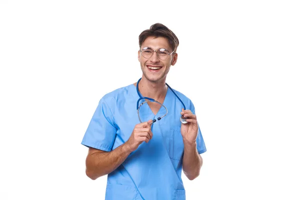 Uomo in uniforme medica trattamento sanitario stetoscopio esame studio stile di vita — Foto Stock