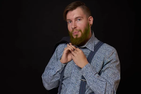 Бородатый мужчина элегантный стиль рубашки темный фон — стоковое фото