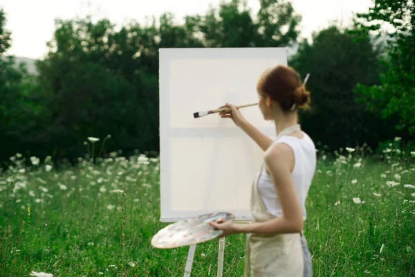 Woman artist outdoors easel drawing creative landscape — Stock Photo, Image