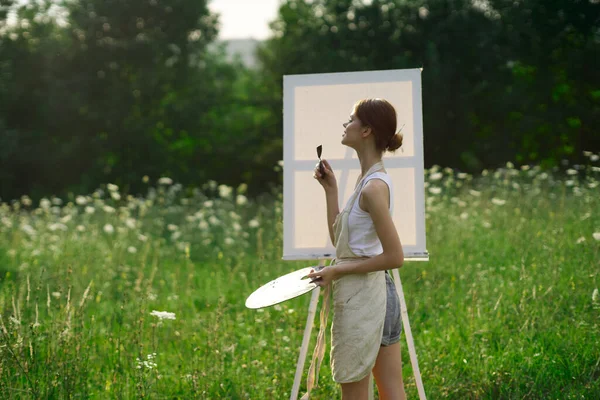 Kadın sanatçı doğa sanat yaratıcılığı pikniği çiziyor — Stok fotoğraf