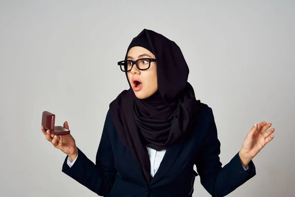 Kvinna i svart hijab bärbar dator arbete teknik kontor — Stockfoto