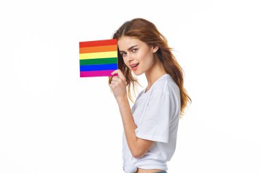 Beyaz tişört giyen kadın lgbt bayrak mucidi topluluğu