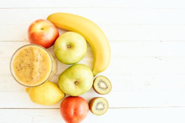 Meyve püresi taze çöl meyveli milkshake üst görünümü