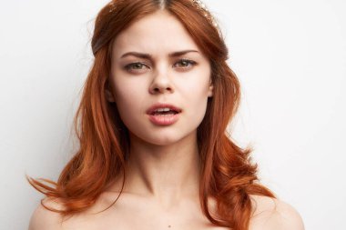 Çıplak omuzlu, neşeli bir kadın. Saç stili, göz alıcı.