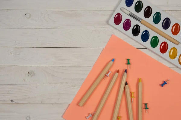 Maluje tužky barevné papírové objekty pro kreslení umění — Stock fotografie