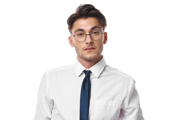 Бизнесмен в белой рубашке с галстуком создает уверенность в себе — стоковое фото