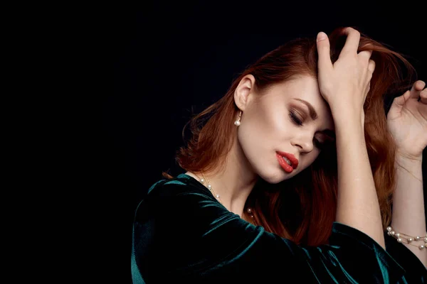 美しい女性の装飾化粧品ポーズ黒の背景 — ストック写真