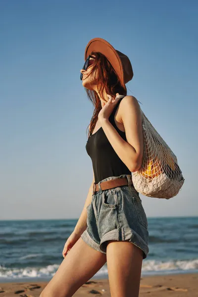 Женщина ходить по пляжу пейзаж солнце весело образ жизни — стоковое фото