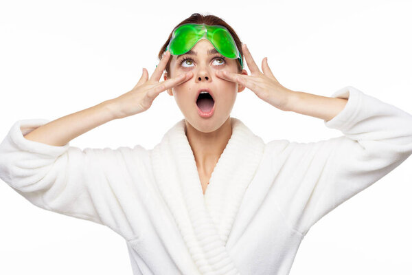 Женщина в белом халате косметология