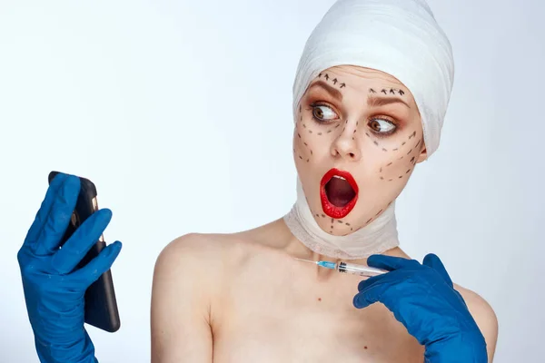 Žena pacient červené rty plastické operace holá ramena studio životní styl — Stock fotografie