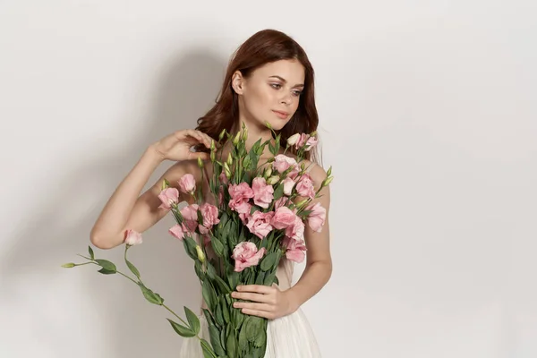 Atraente mulher rosa buquê de flores moda verão luz fundo — Fotografia de Stock