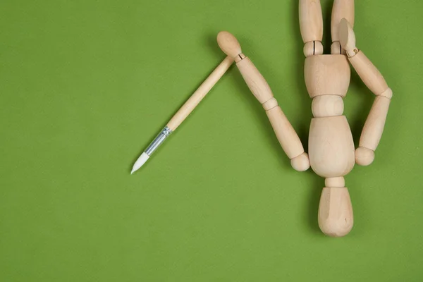 Maqueta de madera para pintar pincel fondo verde — Foto de Stock