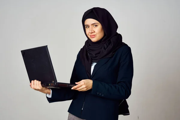 在黑头巾笔记本电脑工作的妇女技术办公室 — 图库照片