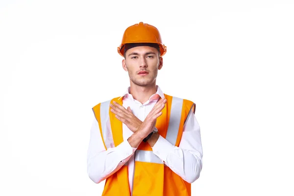 Operaio in uniforme arancione posa costruzione — Foto Stock