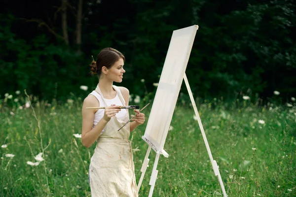 Woman artist with palette of paints drawing easel nature hobby — Stock Photo, Image