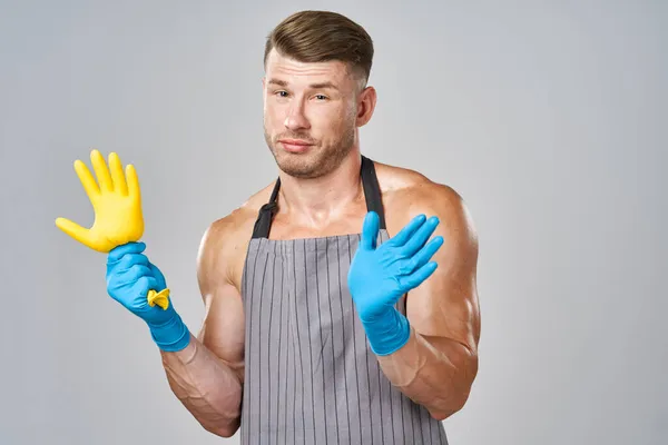 Mannelijke schonere rubberen handschoenen poseren dienst huishoudelijk werk — Stockfoto