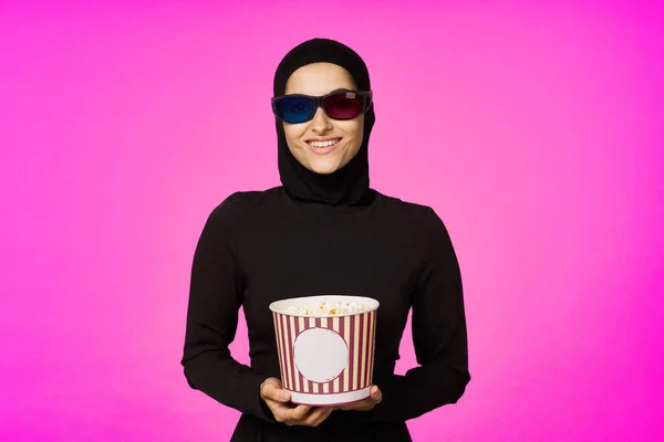 Arabky žena v 3D brýle popcorn zábava filmy fialové pozadí — Stock fotografie