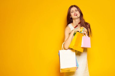 Güneş gözlüğü takan çekici bir kadın. Moda stüdyosu modeli pozu veriyor.