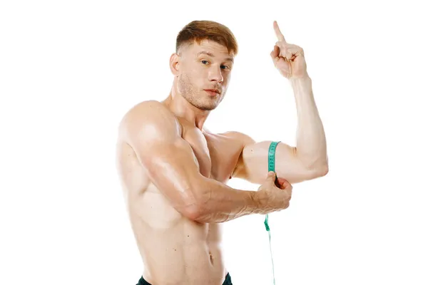 Homem atlético com fita métrica treino muscular — Fotografia de Stock