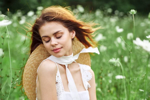 Fröhliche Frau Natur Blumen posiert Freiheit Mode — Stockfoto