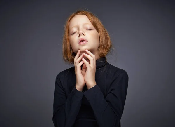 Roodharig meisje met sproeten op haar gezicht in een zwarte trui poseren — Stockfoto