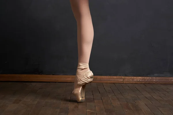 Baletnica nogi ćwiczenia wydajność klasyczny styl zbliżenie — Zdjęcie stockowe