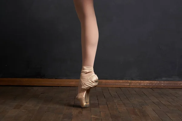 Ballerina gambe esercizio prestazioni stile classico primo piano — Foto Stock