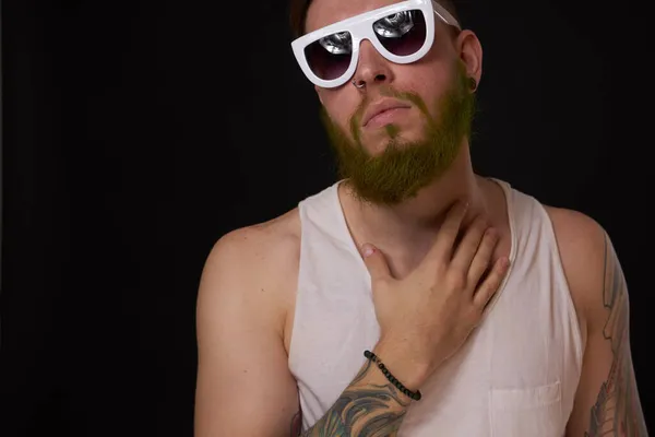 Hombre macho barbudo en camiseta blanca gafas de sol tatuajes de moda —  Fotos de Stock