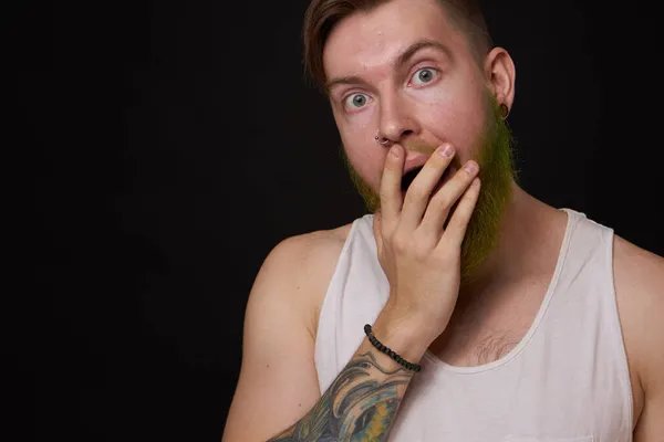 Stijlvolle man met baard in een wit t-shirt met tatoeages op zijn armen mode — Stockfoto