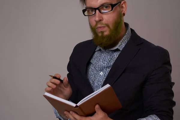 Gerente en una chaqueta con un cuaderno en sus manos oficina de trabajo —  Fotos de Stock