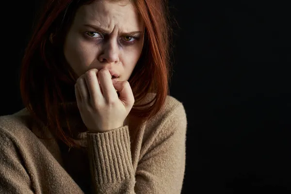 Przestraszona kobieta zmienia problem przemocy domowej — Zdjęcie stockowe