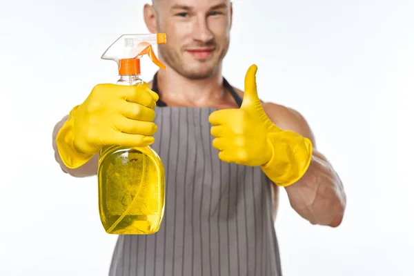 Uomo emotivo in grembiule con detergente pulizia lavori domestici — Foto Stock