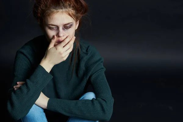 Disturbo emotivo della depressione della donna dolore battendo l'aggressività — Foto Stock
