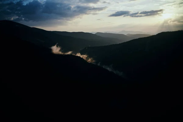 Příroda hory krajina cestování turistika mraky životní styl — Stock fotografie