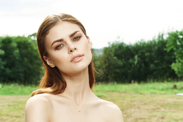 Krásná žena kosmetologie příroda zelené listy glamor model — Stock fotografie
