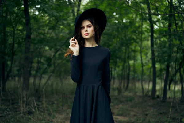Ormanda cadı gibi giyinmiş kadın Cadılar Bayramı fantezi ritüeli — Stok fotoğraf