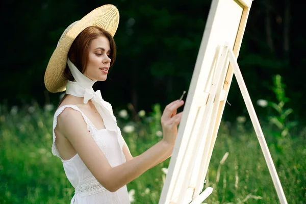 Mujer en vestido blanco artista hobby naturaleza paisaje — Foto de Stock