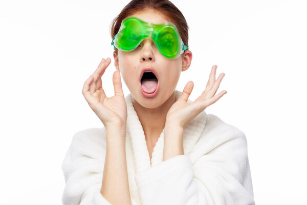 Женщина в белом халате косметология