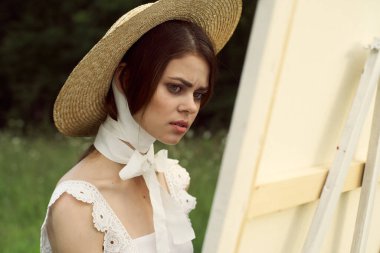 Güzel kadın ressam doğa resim hobisi