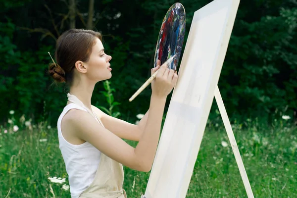 Woman artist nature paints palette easel creative landscape — Stock Photo, Image