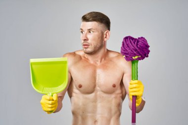 Pompalı vücut paspası temizleyen bir adam.