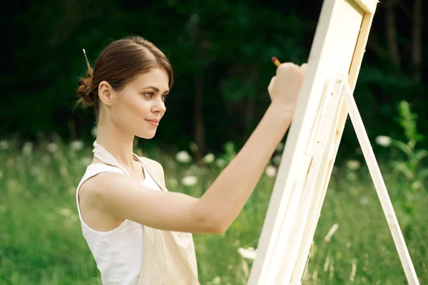 Žena umělec maluje obrázek o přírodě umění hobby — Stock fotografie
