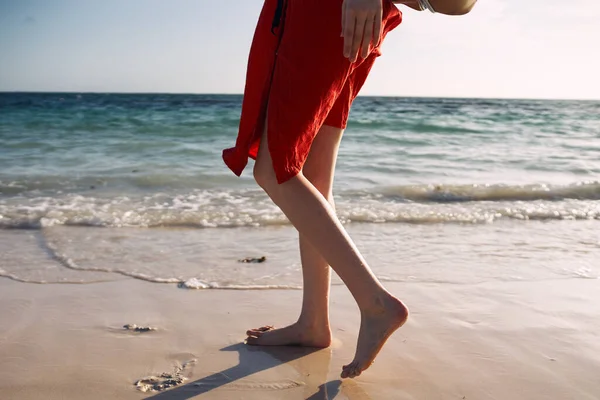 Weibliche Füße Ozean Küste Sand Sommerreise — Stockfoto