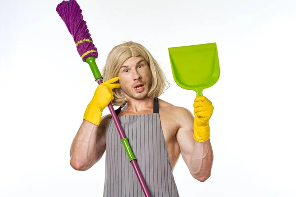 A man in aprons in a womans wig with a mop cleaning — Stock Photo, Image