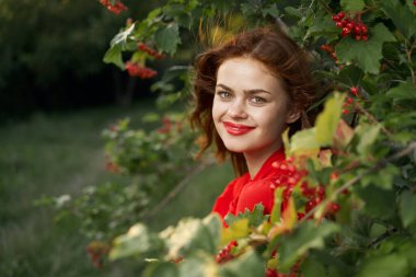 Gülümseyen kadın kırmızı dudaklar doğaya taze hava verir yaz mevsimi