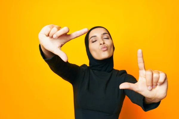 Άραβας γυναίκα σε μαύρο χιτζάμπ ποζάρει μόδα χέρι χειρονομία στούντιο lifestyle — Φωτογραφία Αρχείου