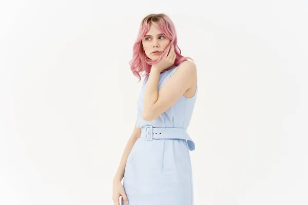 明るいピンクの髪の女性のファッショングラマーライトバック — ストック写真