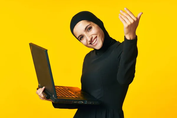 Árabe mujer ropa portátil tecnología internet aislado fondo — Foto de Stock
