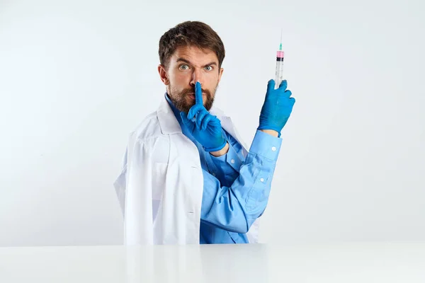Asistente de laboratorio sentado en su escritorio experimento analiza la medicina — Foto de Stock